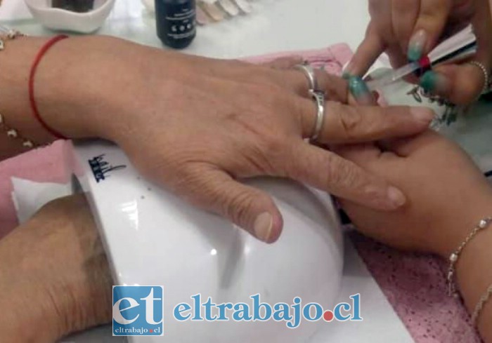 Ana Karen aporta con servicios de manicure y cuidado personal.