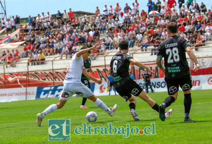 NO ABANDONAN.- Los hinchas llegaron en buena cantidad para apoyar al aproblemado Uní Uní (Foto: Jaime Gómez Corales). 