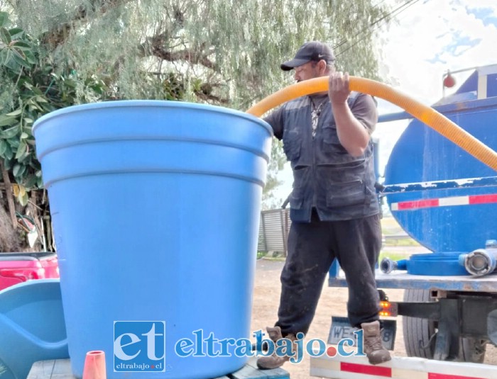 Operando estanques para repartir el agua.