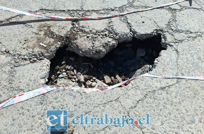 Gran socavón en calle Las Heras.